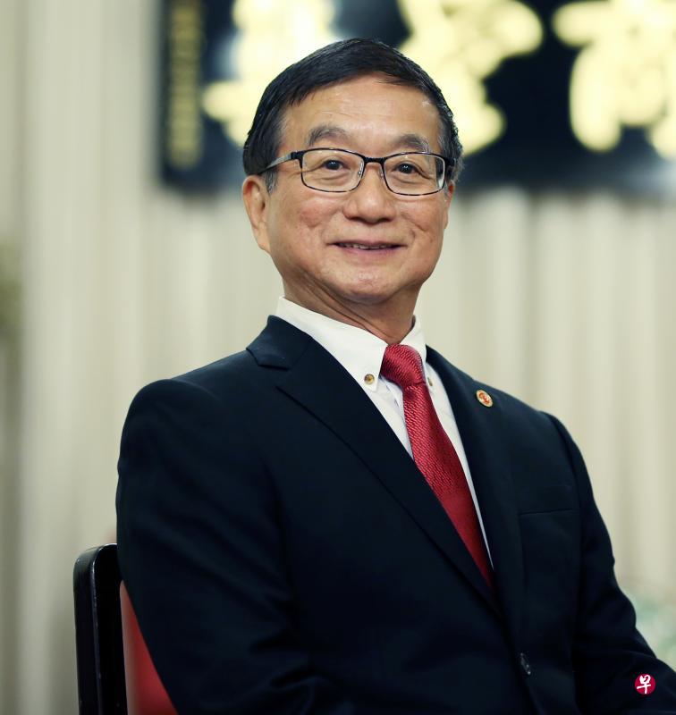 中华总商会会长黄山忠：世界经济的波动和贸易战给商界带来新挑战。我鼓励商家以积极态度稳守基础，并继续转型升级、提升员工技能，在变势中寻求突破。（档案照片）