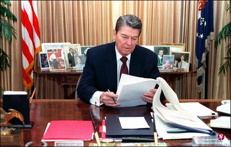 1988年1月21日，美国前总统里根准备在白宫椭圆形办公室发表国情咨文。（法新社） 