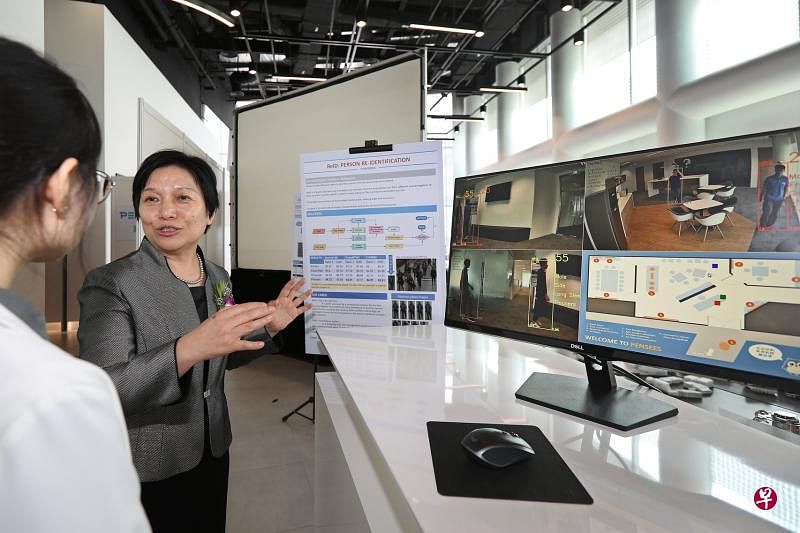 澎思科技首席科学家兼新加坡研究院院长申省梅在研究院开幕仪式上，向出席者讲解用来进行跨境追踪的行人再识别技术。（梁伟康摄）