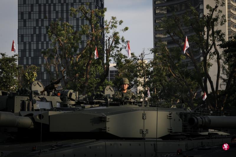 装甲兵严密确保豹型坦克状态良好，一点也马虎不得。