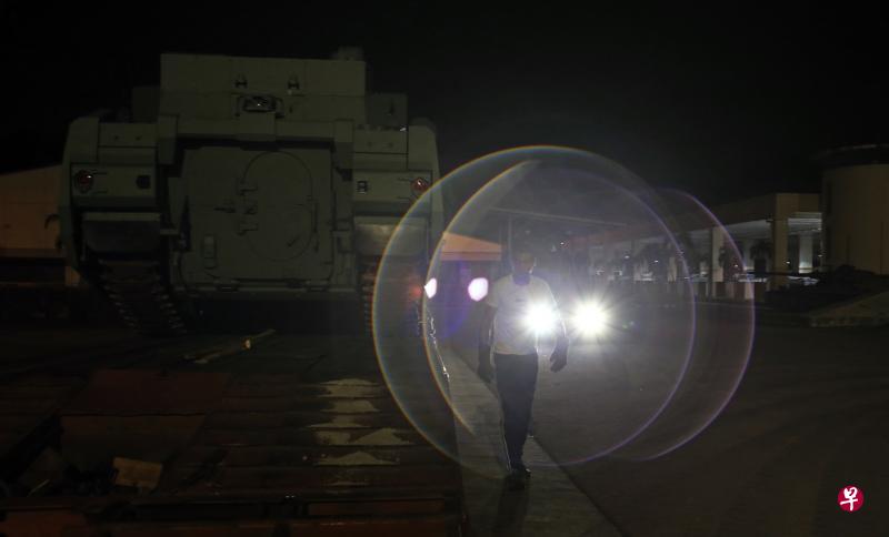 装甲兵起早摸黑，操作Hunter战车上拖车，以便准时抵达国庆场地做准备。
