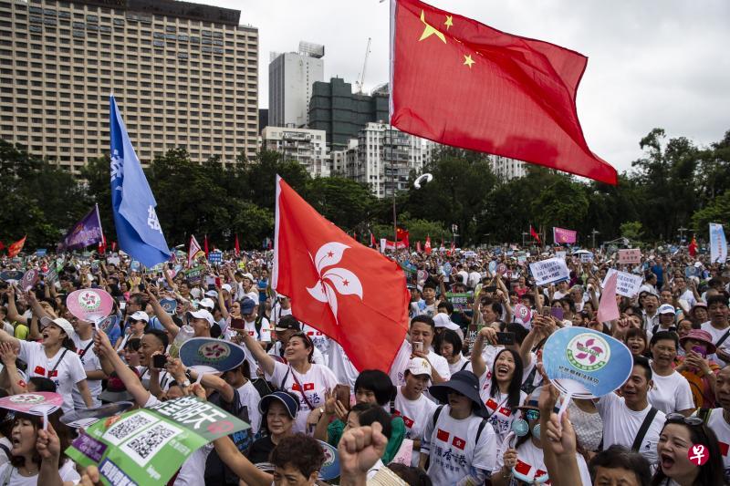 香港建制派政治组织“香港政研会”昨天下午在维多利亚公园举行“希望明天”反暴力音乐会，表达对香港警队的支持。（彭博社）