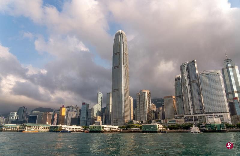 港府发言人今天就近日的示威情况不断恶化发表严正声明指出，公然违法、肆意破坏社会安宁、暴力冲击警方等行为，对社会、经济和民生造成伤害，并已远远超越和平理性示威的界限。（香港中通社）
