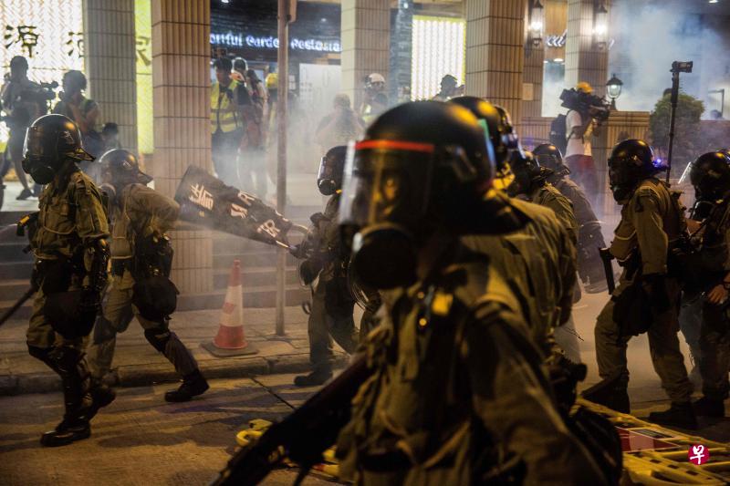 据港媒报道，香港防暴警察于晚上7时18分在中联办附近施放催泪弹驱赶示威者。图为香港防暴警察。（法新社）