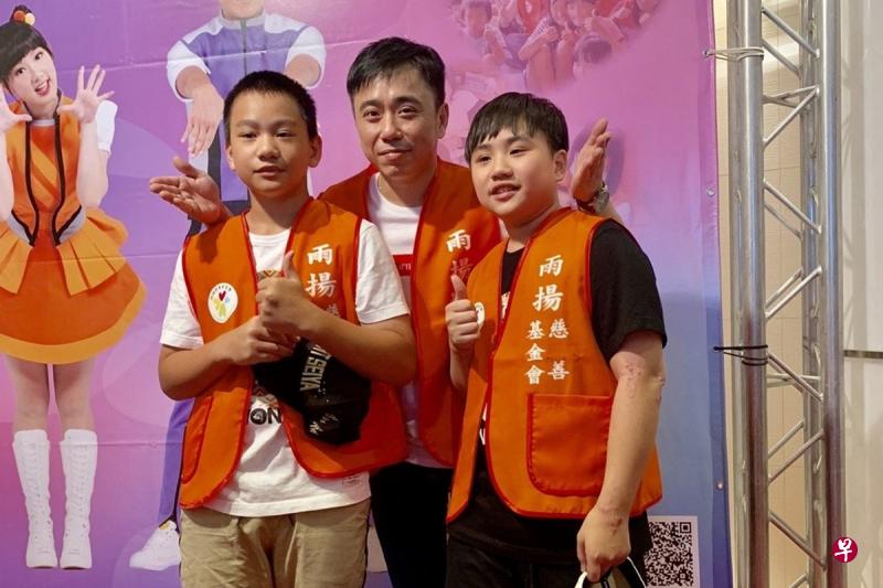 小彬彬带儿子小小彬、迷你彬出席公益活动。（互联网）