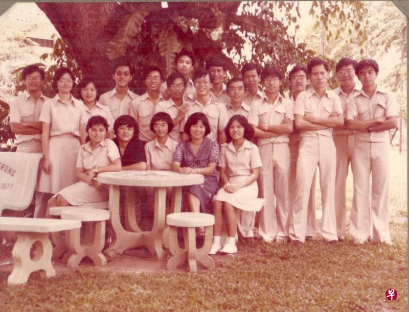 1979年，华初第五届，也是最后一批华文源流学生与当时的华文部主任冯焕好（前排坐者左四）合影于校园的大树下。（作者提供）