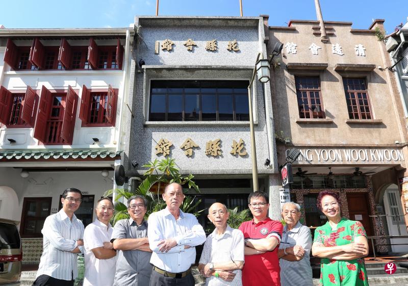 由几代人倾力守护的花县会馆迎来百年会庆。左起为交际兼青年团团长曾思毅、正财政曾德源、副会长胡锦成、会长曾锡源、会务顾问李国威、副会长庾潍诚博士、副查账夏子成，以及正中文书曾亚开。（特约陈福洲摄）