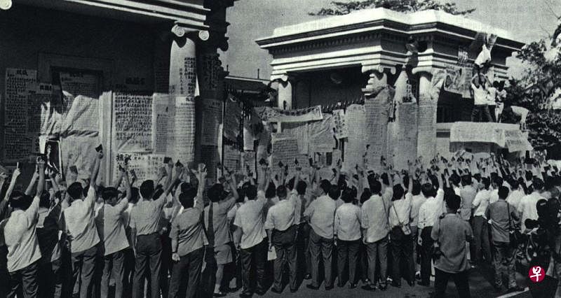 1967年左派群众到香港总督府大门外贴大字报，并高呼口号。（互联网）