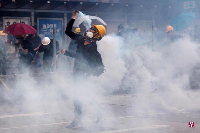  香港反修例阵营今天发起“全港三罢”，即罢工、罢市、罢课，并在七个地区举行集会。过程中各区都出现警民冲突情况，其中香港警察在黄大仙、金钟等地施放多枚催泪弹。（法新社）