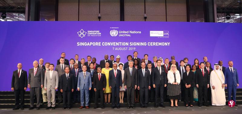 共46国签署了《新加坡调解公约》（Singapore Convention on Mediation，简称新加坡公约），它们包括美国、中国、印度和韩国。内政部长兼律政部长尚穆根（前排左7）代表我国签署公约，李显龙总理（前排左8）也出席了签约仪式。 
