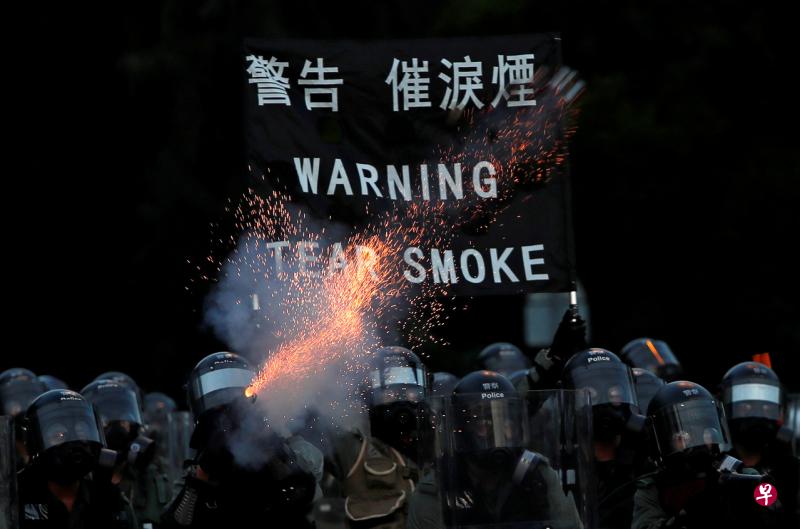 美国国务院公告表示，香港的一些政治示威游行中发生了暴力冲突，并蔓延到警察不允许示威的区域。（路透社） 