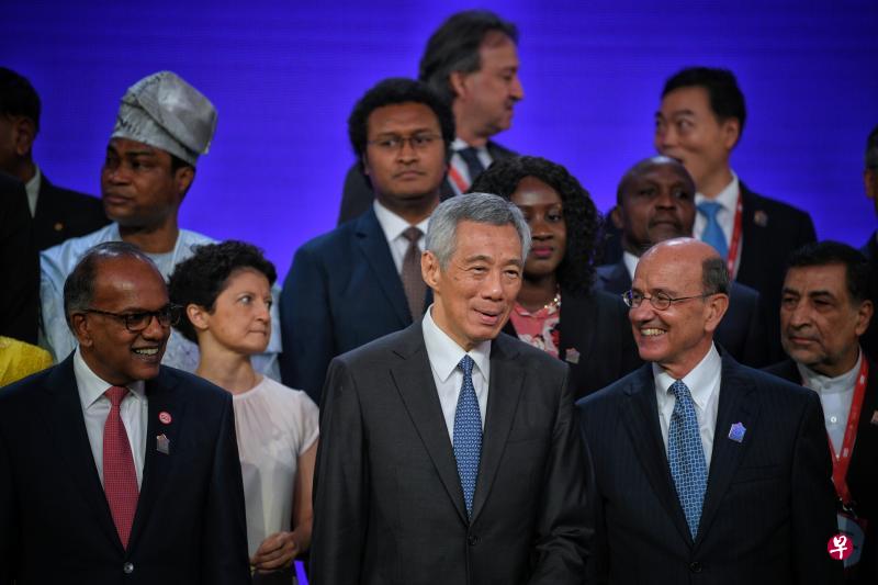 签署《新加坡调解公约》后，李显龙总理（前排中）与内政兼律政部长尚穆根（左）、联合国主管法律事务助理秘书长史蒂芬·马修伊斯，以及与会的代表合影，众人都肯定调解在解决纠纷中所扮演的角色。（海峡时报）