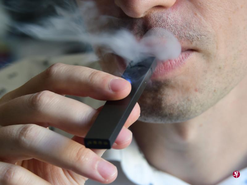 电子烟主要由电池、加热蒸发装置和一个装有烟液的烟管组成，可通过雾化手段将含有尼古丁的烟液变成蒸气让用户吸入。（法新社） 