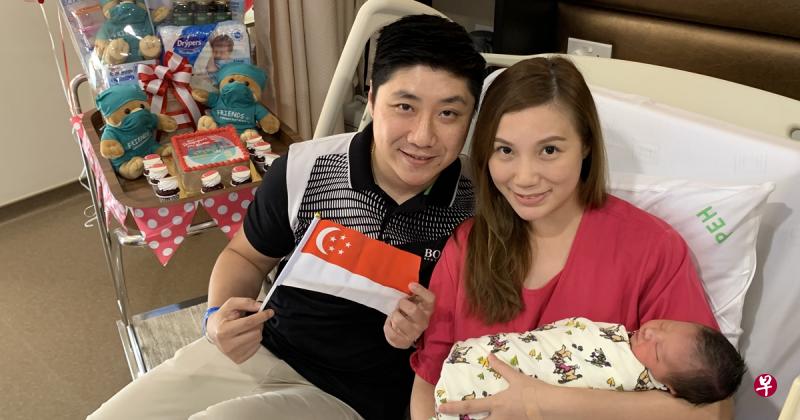 王保雄和妻子陶依欣也迎来国庆男宝宝。（陈玉能摄）
