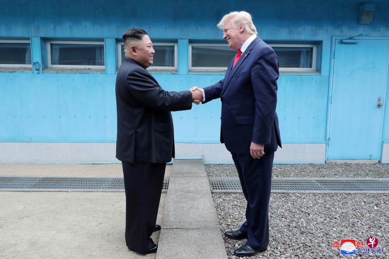 6月30日，金正恩和特朗普在板门店军事分界线握手。（路透社） 