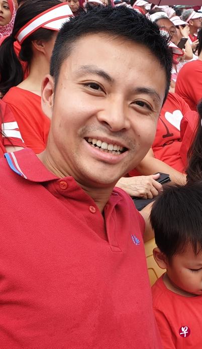 第一次来看国庆庆典，孩子看到跳伞和阅兵操很兴奋。我对机动部队留下比较深刻印象，因为机动部队不是每年国庆都登场，而且这么近距离看到军警和民防装备，也让庆典更有互动性。——李浩勋香水公司老板35岁