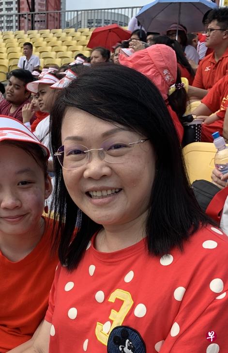 我弟弟今年首次参与红狮跳伞队的表演，看到他和每一名表演者为国庆庆典付出这么多努力，我为他们感到很骄傲。尤其当现场每一个人一起高唱国歌时，让我对身为新加坡人感到骄傲。——王佩云印刷业，47岁