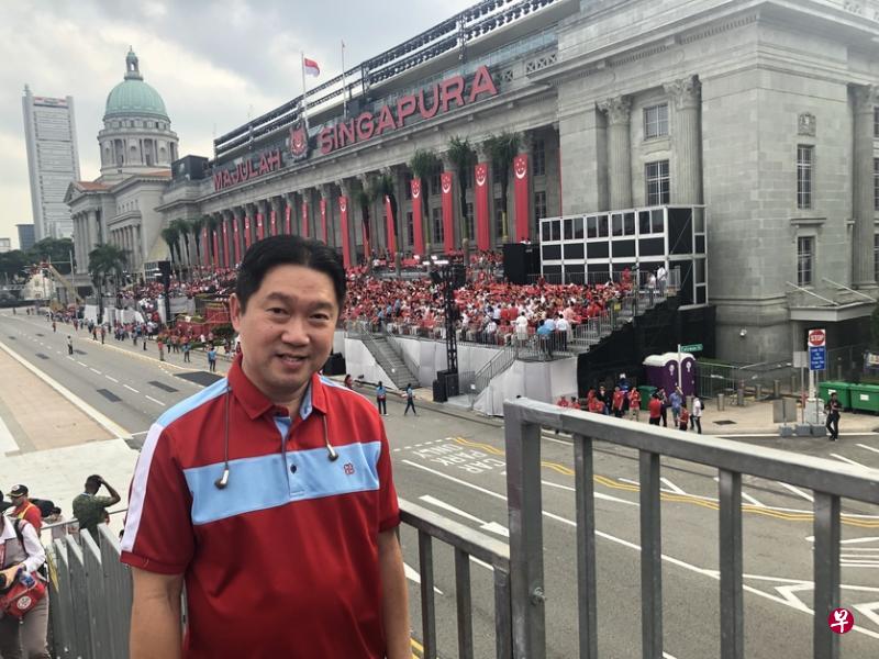 今年是我第一次在政府大厦草场参与国庆，祝愿新加坡国泰民安，风调雨顺。虽然经济有不景气的迹象，但希望不会影响各种族人民之间的团结。如今，一些国家因内部分裂而吵吵闹闹、发生暴动，这不利国家发展，希望我们不会在新加坡看到这样的事。——陈传祥自雇人士，55岁