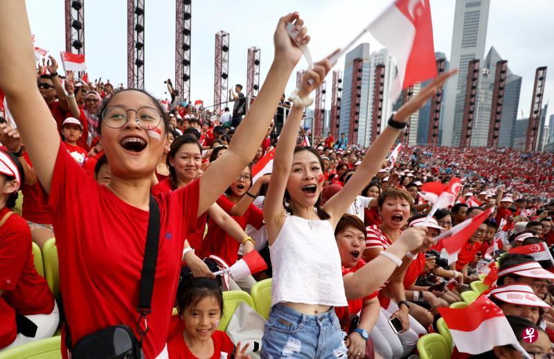 在主持人的带动下，现场观众组成的“加冷人浪”（Kallang Wave）此起彼伏，欢呼声响彻云霄。（严宣融摄）　