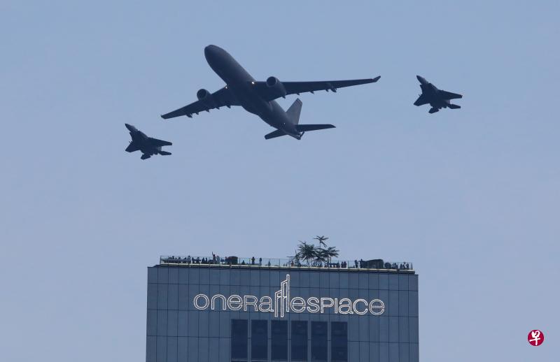 空军部队去年底引进的A330多用途添油运输机（中）连同两架F-15SG多用型战机，从庆典会场上方划空而过。（唐家鸿摄）