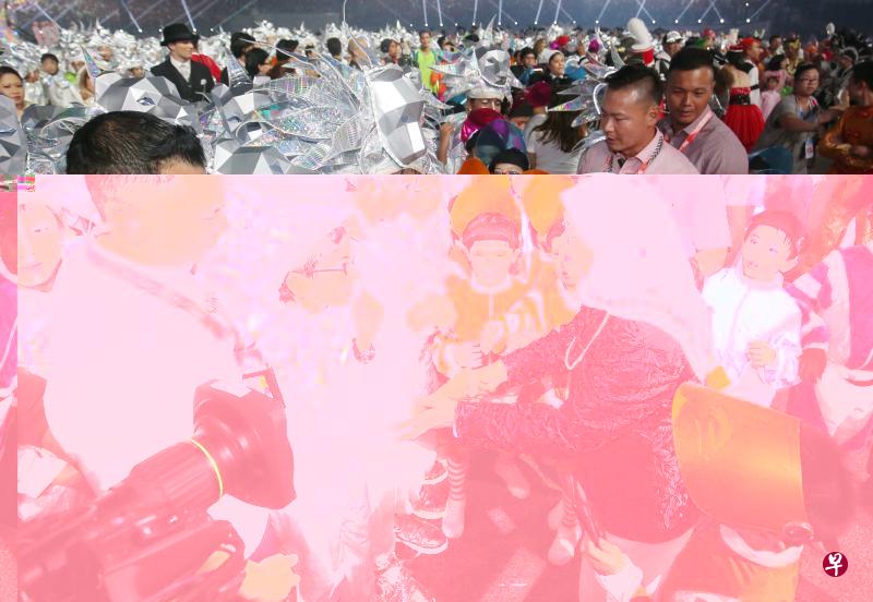 哈莉玛总统在国庆庆典落幕后，特地走到草场上，感谢参与表演的学生们。（谢智扬摄）