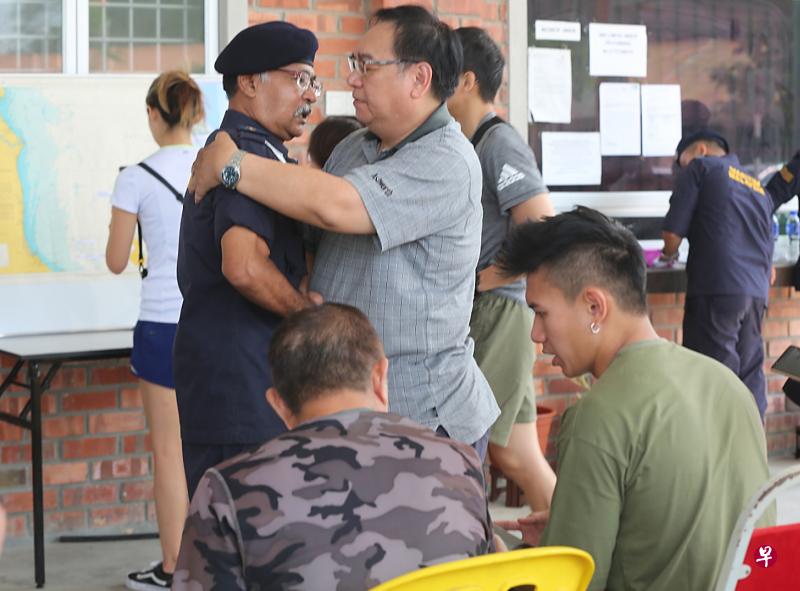 海事执法机构柔州主任阿米鲁丁给予潘玉珍的丈夫彭文杰拥抱安慰。 （曾宪隆摄）