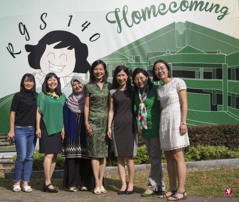 毕业自莱佛士女中、现为莱中校长的谭文思（右三）与各届校友包括林国美（左起）、许美卿、珠拉达丁、李瑞玉和古唯特（右一）期待在校园与学姐妹们相聚，在母校搬迁前共度一个温馨的“回校日”。右二是负责筹划校友回校日的另一名主席李素燕，她是莱中通讯与协作部主任。（特约林琬清摄）