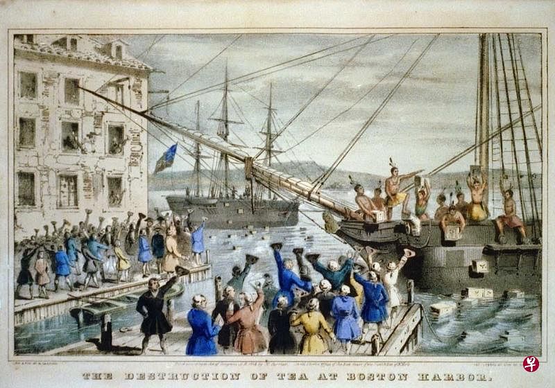 1773年，愤怒的波士顿人民把三艘运载茶叶船只的上百箱茶叶尽数倒入大海，抗议英国殖民政府的不公平税收。（互联网）