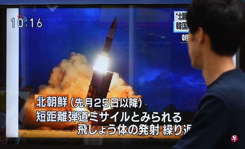 朝鲜16日当天上午再发射了两枚近程飞行器。图为日本东京民众观看有关朝鲜发射导弹的新闻报道。（法新社） 