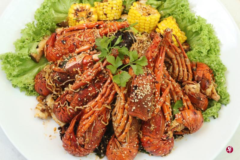 选择豪华自助餐，可享用一份龙虾麻辣香锅，配料可自行选择。