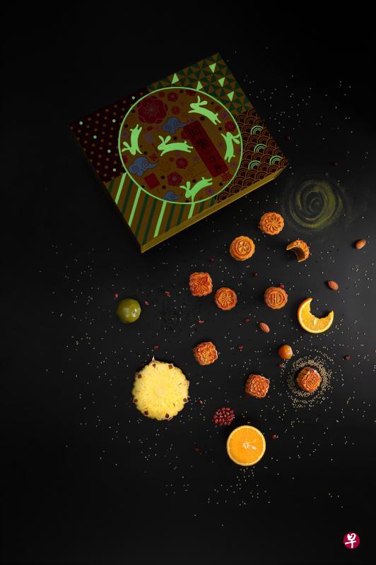 同乐一口月限量版的包装，采用特殊的夜光材料。