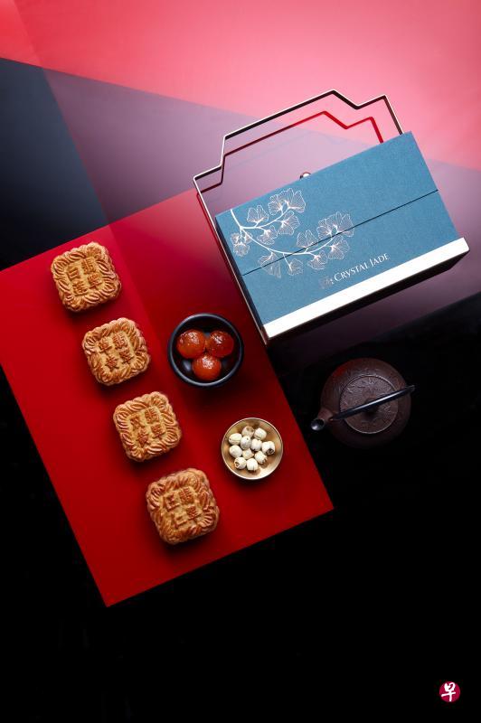 翡翠四喜礼盒（$68）集合四种美味：瓜子白莲蓉、单黄白莲蓉、双黄白莲蓉和翡翠五仁（皆低糖）。