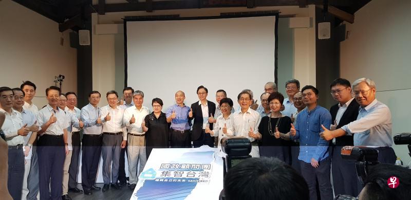 台湾在野国民党总统候选人韩国瑜（中）昨天率同多位国政顾问团成员共同举行记者会。国政顾问团成军，显示其竞选工作逐渐进入轨道。（庄慧良摄）