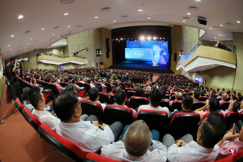 李显龙总理星期天（8月18日）发表国庆群众大会演说时宣布，我国将在未来10年分阶段调高退休年龄和重新雇佣年龄，公共服务部门将带头，提前一年做出相关调整。（林泽锐摄） 