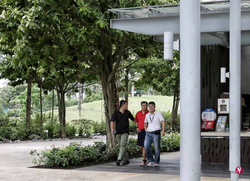 邱贵福（穿红衣者）案发后带便衣警察回现场重组案发经过。（档案照） 