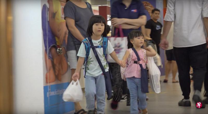 孩子在没有大人陪伴下独立去Nex买东西。