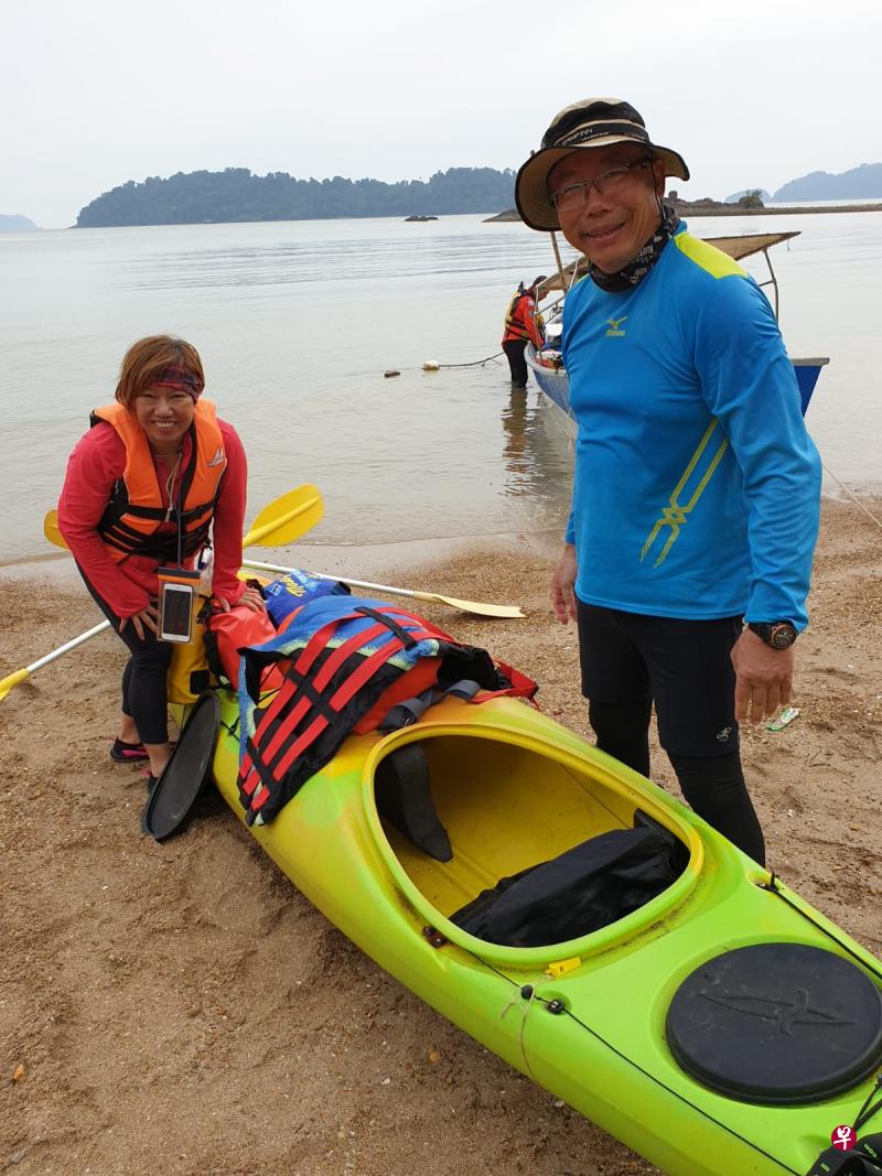 陈永顺（右）日前在海上遇风浪，至今下落不明。（受访者提供） 