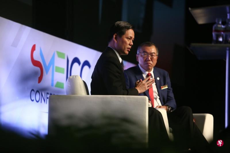 贸工部长陈振声说，政府将根据中小企业本身的商业规划，提供整体所需援助。（陈斌勤摄） 