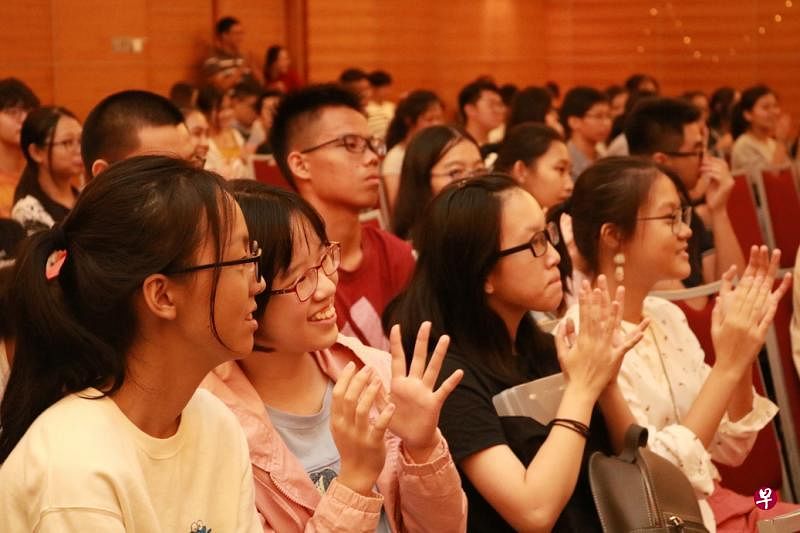 通讯员齐聚一堂，观赏精彩的表演，也为同伴过去一年的努力给予支持。