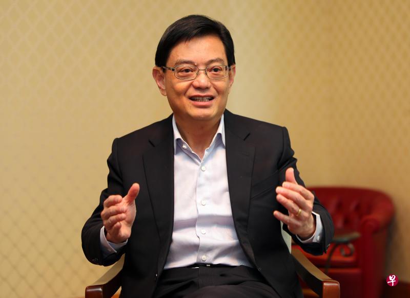 副总理兼财政部长王瑞杰指出，政府下来将继续积极联系企业和工会等，制定经济援助配套，帮助企业适应国庆群众大会公布的新条例，成功度过转型期。（档案照）