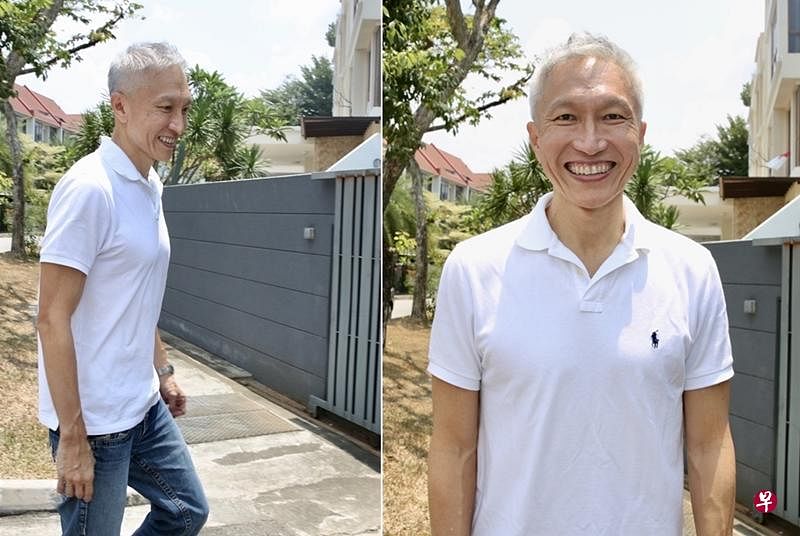 身着白色上衣的康希出狱后今午出现在新住处。（陈佩敏摄）