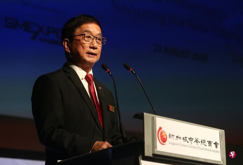 新加坡中华总商会会长黄山忠认为，近期的中美贸易战提醒商家，掌握科技对于建立竞争力至关重要。他鼓励中小企业借助数码化推动转型，包括使用人工智能、物联网来提高运作效率。（陈斌勤摄）