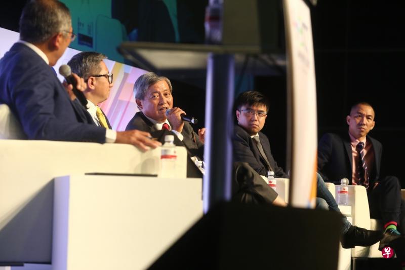 在今年的中小型企业大会上举办了一场以“抱持全球创新思维，推动企业向前发展”为题的论坛，邀请上海交通大学ICCD中国商业发展研究所副所长兼上海交通大学ITP主题公园研究所高级顾问方宝庆教授（左二起）、FNA Group International集团首席执行官吕立岩、动点科技创始人兼总裁卢刚博士以及Gojek新加坡业务总经理连仲伦，分享企业如何以全新的思维和战略布局，拓展企业版图。论坛由立杰律师事务所新加坡有限责任合伙公司和非讼业务部区域主任谢锦发（左一）主持。（陈斌勤摄）