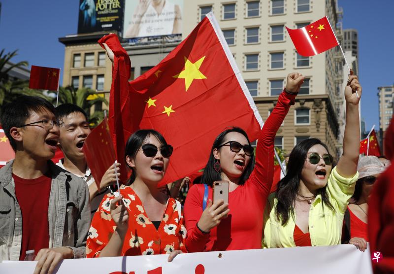 当地时间8月18日，美国北加州各界华人、中国留学生以及中国游客数百人自发在旧金山联合广场举行集会，声讨香港激进示威者暴力乱港行径，表达“一个中国”立场。（中新社）