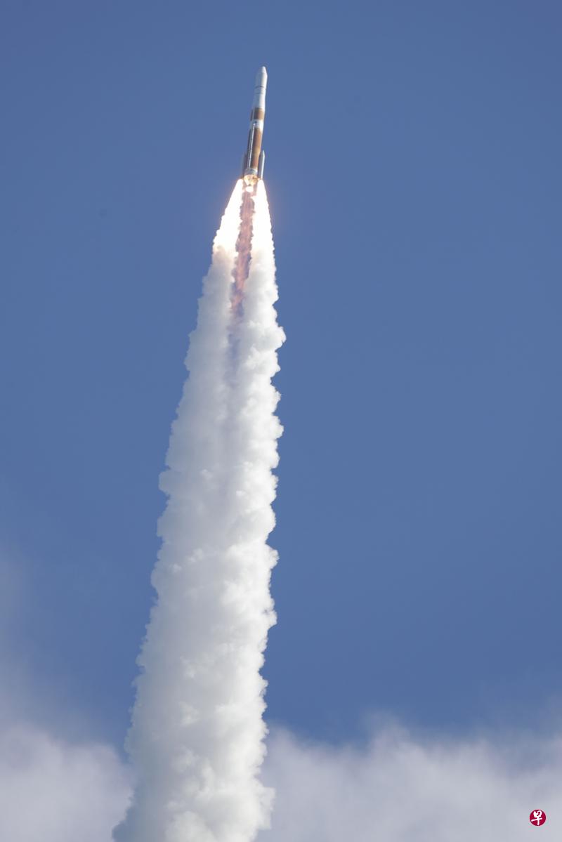 8月22日，“德尔塔4”火箭携带美国空军的“GPS III SV02”卫星，从佛州卡纳维拉尔角空军基地升空。（美联社） 