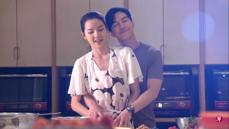 沈家玉（左）和王冠逸合作，演出少女心。（新传媒提供）