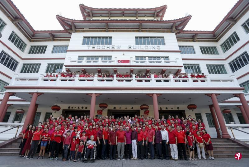 　潮州八邑会馆召集近500潮人在潮州大厦前留影，场面热烈温馨。（林琬清摄）