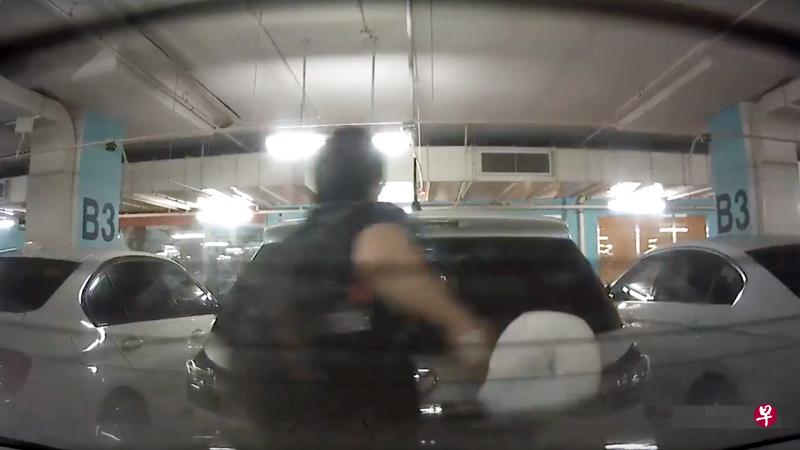黑衣男把纸尿片丢到后方车上，结果被轿车的行车记录器拍下。（档案照）  