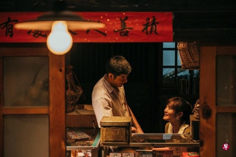 王柏杰（左）与王净分别饰演男主角阿公阿嬷的年轻时代版本。（互联网）