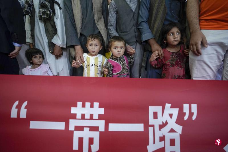 根据“一带一路”大病患儿人道救助计划，阿富汗患儿将分别在中国新疆维吾尔自治区人民医院及其他医院接受免费救治。（新华社）